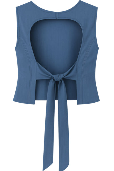 Blusa corta de fit ajustado, sin mangas, cuello redondo, pinzas frontales y cut out en espalda con lazo amarrable posterior. Cierre posterior con broche.