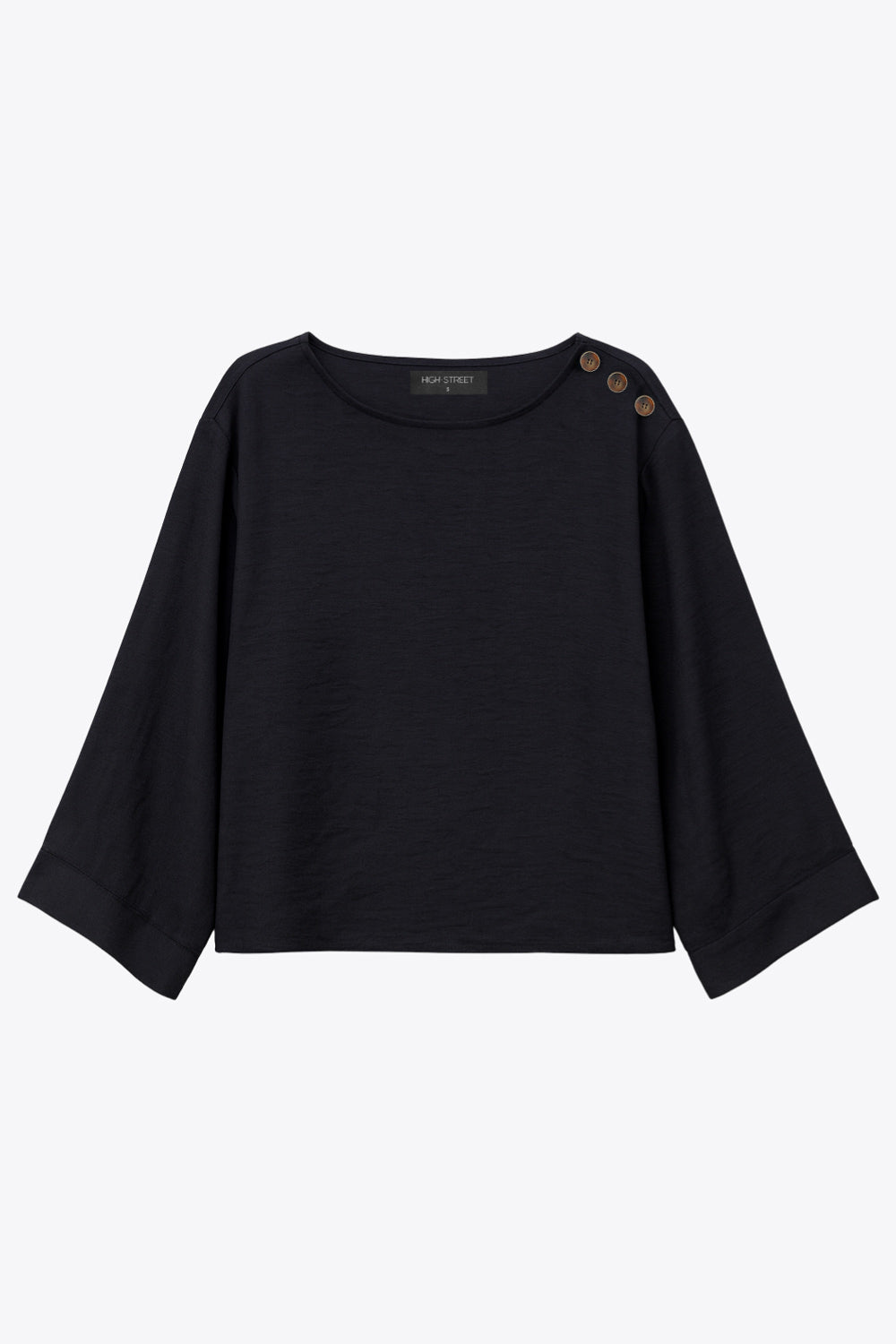 Blusa amplia de fit fluido, cuello redondo, manga larga con hombro caído y botones decorativos en hombro.