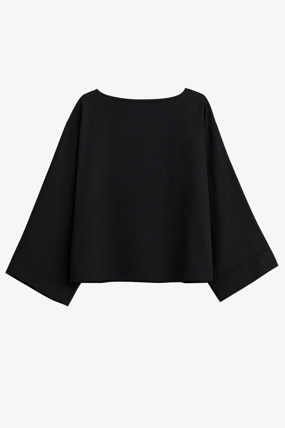 Blusa amplia de fit fluido, cuello redondo, manga larga con hombro caído y botones decorativos en hombro.