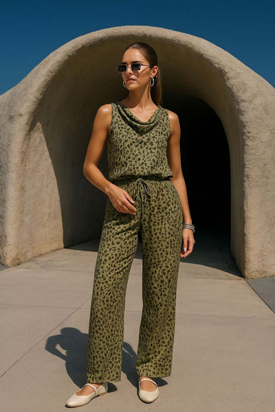 Blusa de fit recto, estampado animal, sin mangas, escote fluido y detalles plisados en hombros. Cierre posterior con botón y ojal.