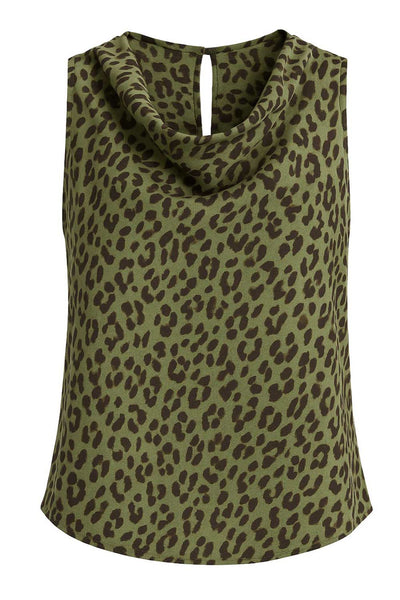 Blusa de fit recto, estampado animal, sin mangas, escote fluido y detalles plisados en hombros. Cierre posterior con botón y ojal.