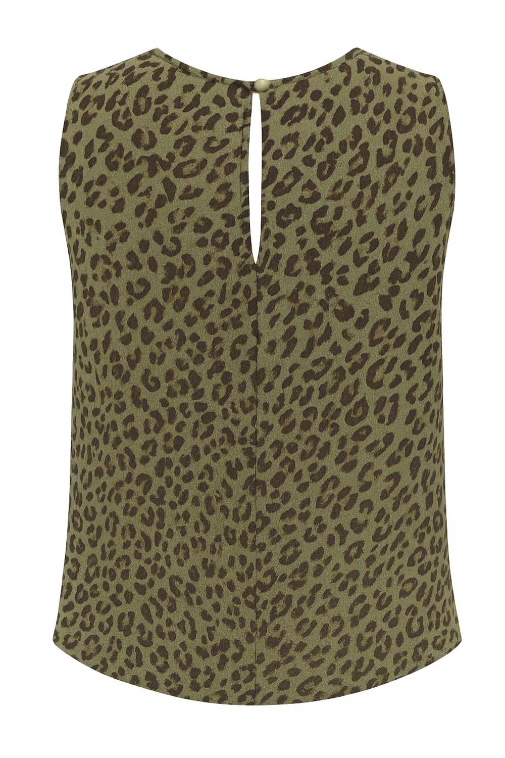 Blusa de fit recto, estampado animal, sin mangas, escote fluido y detalles plisados en hombros. Cierre posterior con botón y ojal.