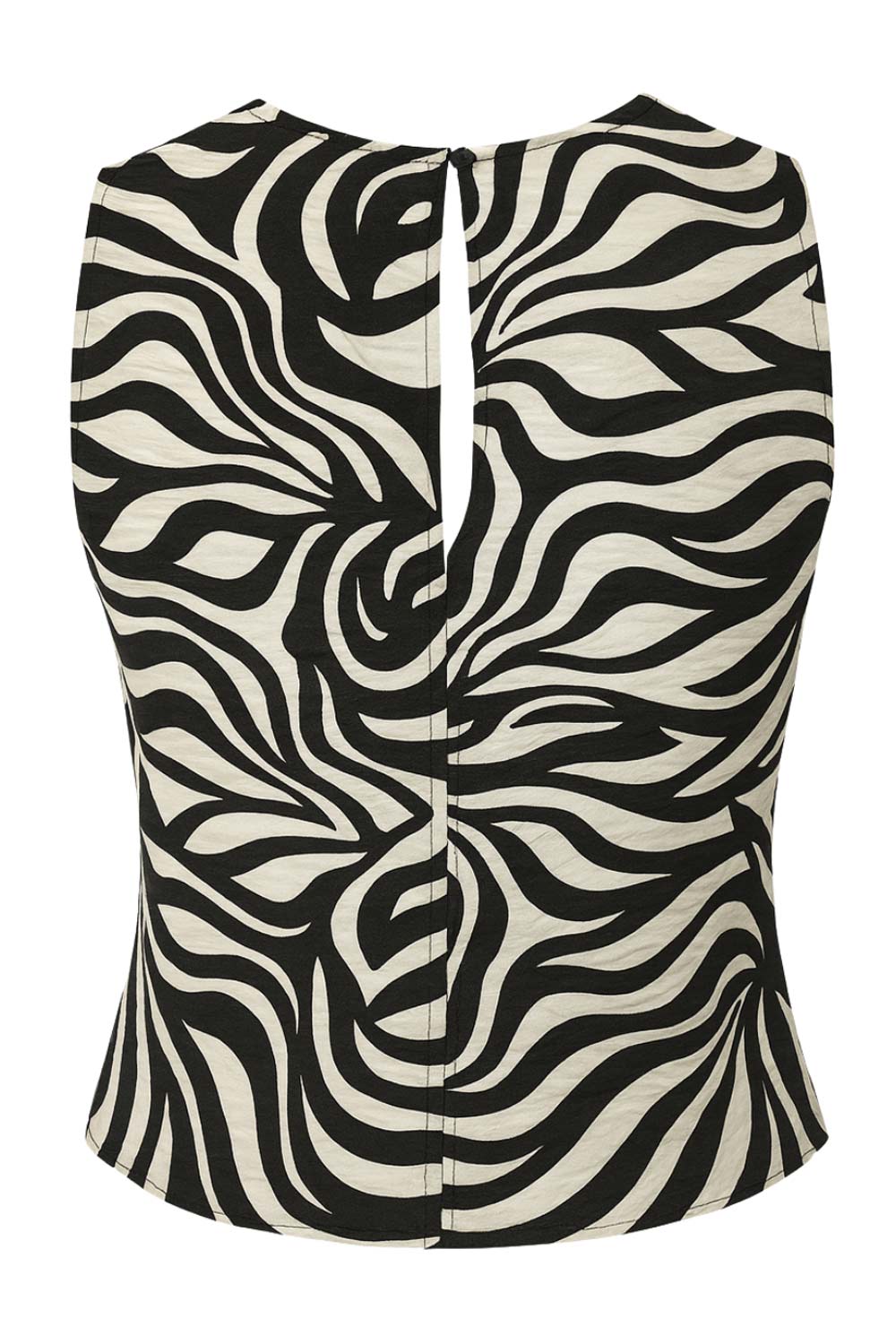 Blusa de fit recto, estampado animal, sin mangas, escote fluido y detalles plisados en hombros. Cierre posterior con botón y ojal.