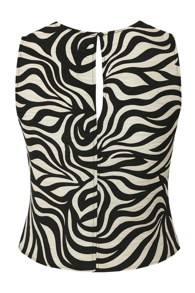 Blusa de fit recto, estampado animal, sin mangas, escote fluido y detalles plisados en hombros. Cierre posterior con botón y ojal.