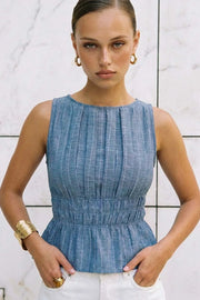 Blusa corta de estampado rayas, cuello barco, sin mangas, plisados frontales, rib elástico en cintura y peplum con olanes en bajo.
