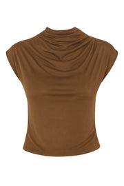 Blusa de gamuza, fit ajustado, cuello mock fluido, manga corta seguida y plisados en hombros.
