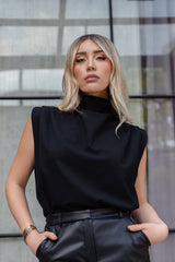 Blusa oversized sin mangas hombros plisados