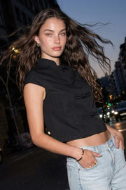 Blusa corta de fit recto, cuello mao, manga corta y cierre frontal con botones alamares.