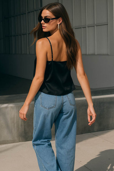 Blusa satinada de tirantes delgados ajustables, fit fluido, escote v con abertura frontal en diagonal, cut outs y lazos amarrables.