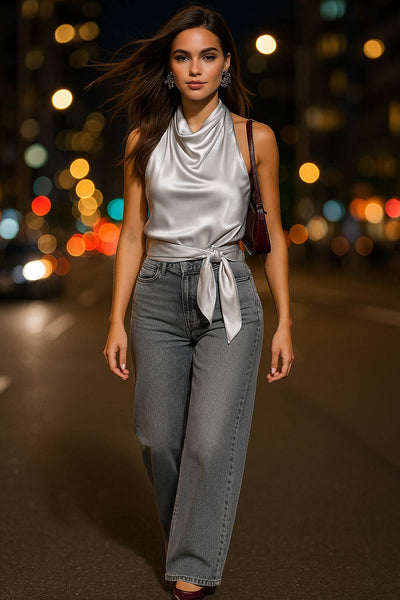 Blusa satinada de fit recto, halter con cuello fluido, sin mangas, lazo amarrable en cintura, cierre posterior con botón y ojal.