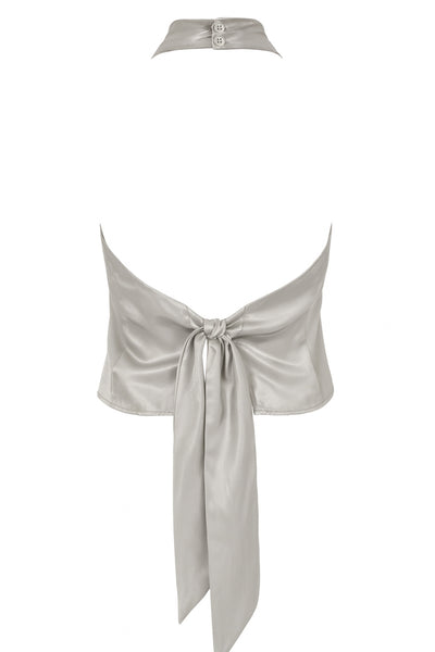 Blusa satinada de fit recto, halter con cuello fluido, sin mangas, lazo amarrable en cintura, cierre posterior con botón y ojal.