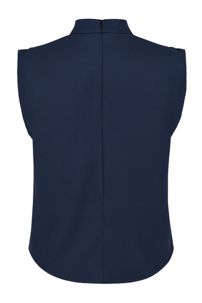 Blusa de fit oversized, sin mangas y cuello alto con detalles plisados en hombros.