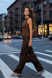 Blusa de bouclé, fit ajustado, sin mangas, cuello barco, cortes frontales y peplum con olanes en bajo.