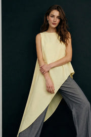 Blusa túnica sin mangas, cuello redondo, bajo asimétrico diagonal y corte en a.