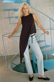 Blusa túnica sin mangas, cuello redondo, bajo asimétrico diagonal y corte en a.