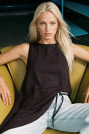 Blusa túnica sin mangas, cuello redondo, bajo asimétrico diagonal y corte en a.