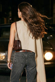 Blusa tipo túnica asimétrica, de cuello redondo, con hombreras, una manga corta seguida, fit fluido y bajo asimétrico.