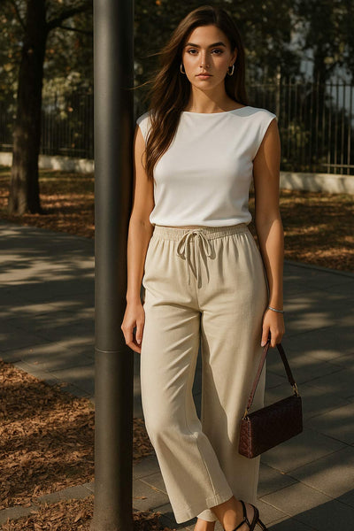 Blusa sin mangas, de fit ajustado, cuello mock seguido y escote fluido en espalda.