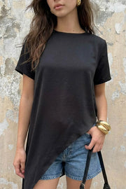 Blusa de fit recto, manga corta, cuello redondo y bajo diagonal asimétrico.