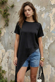 Blusa de fit recto, manga corta, cuello redondo y bajo diagonal asimétrico.