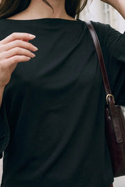 Blusa de fit fluido, manga larga amplia seguida y cuello barco.