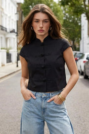 Blusa corta de fit recto, cuello mao, manga corta y cierre frontal con botones alamares.