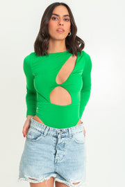 Body de fit ajustado, manga larga, cuello redondo, detalle frontal de cut outs con nudo en escote y cierre inferior con broches de presión.