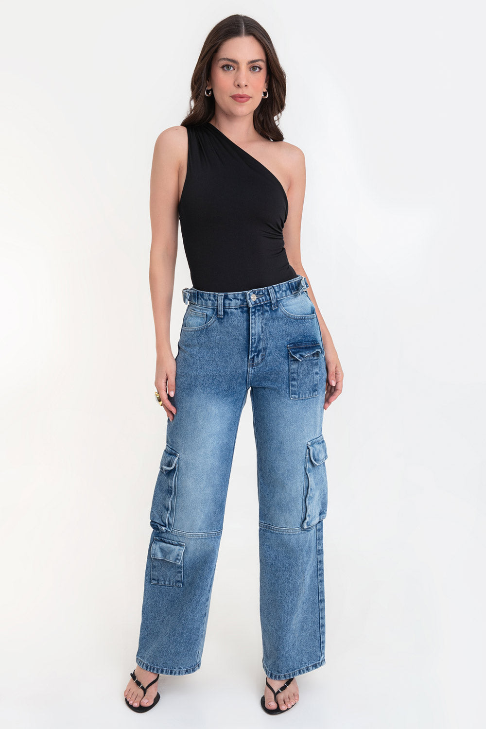 Body asimétrico de fit ajustado, un hombro con plisados, sin mangas, escote diagonal y cierre inferior.