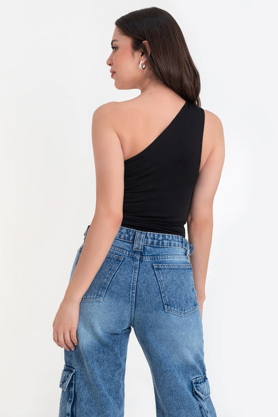 Body asimétrico de fit ajustado, un hombro con plisados, sin mangas, escote diagonal y cierre inferior.