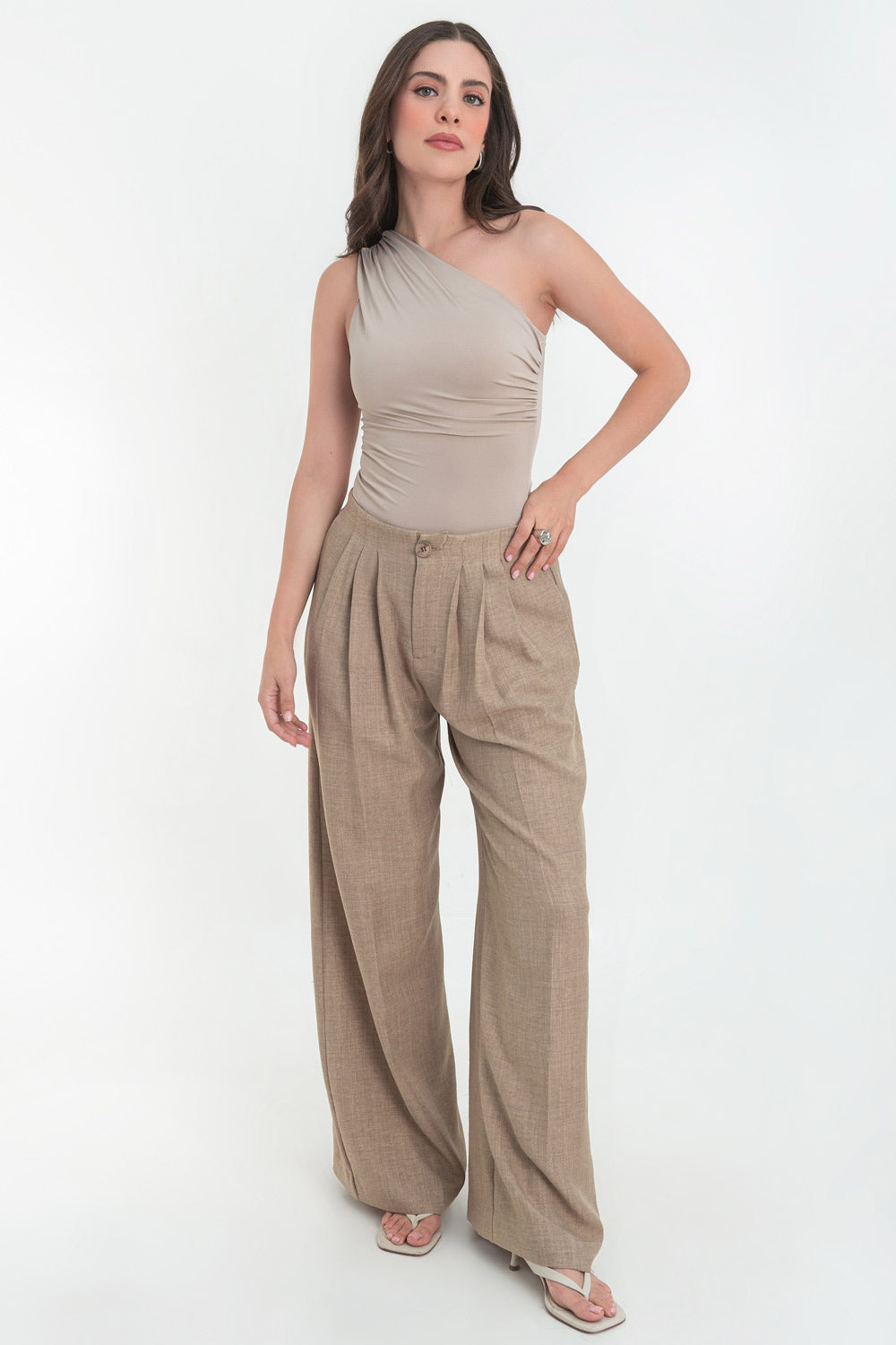 Body asimétrico de fit ajustado, un hombro con plisados, sin mangas, escote diagonal y cierre inferior.