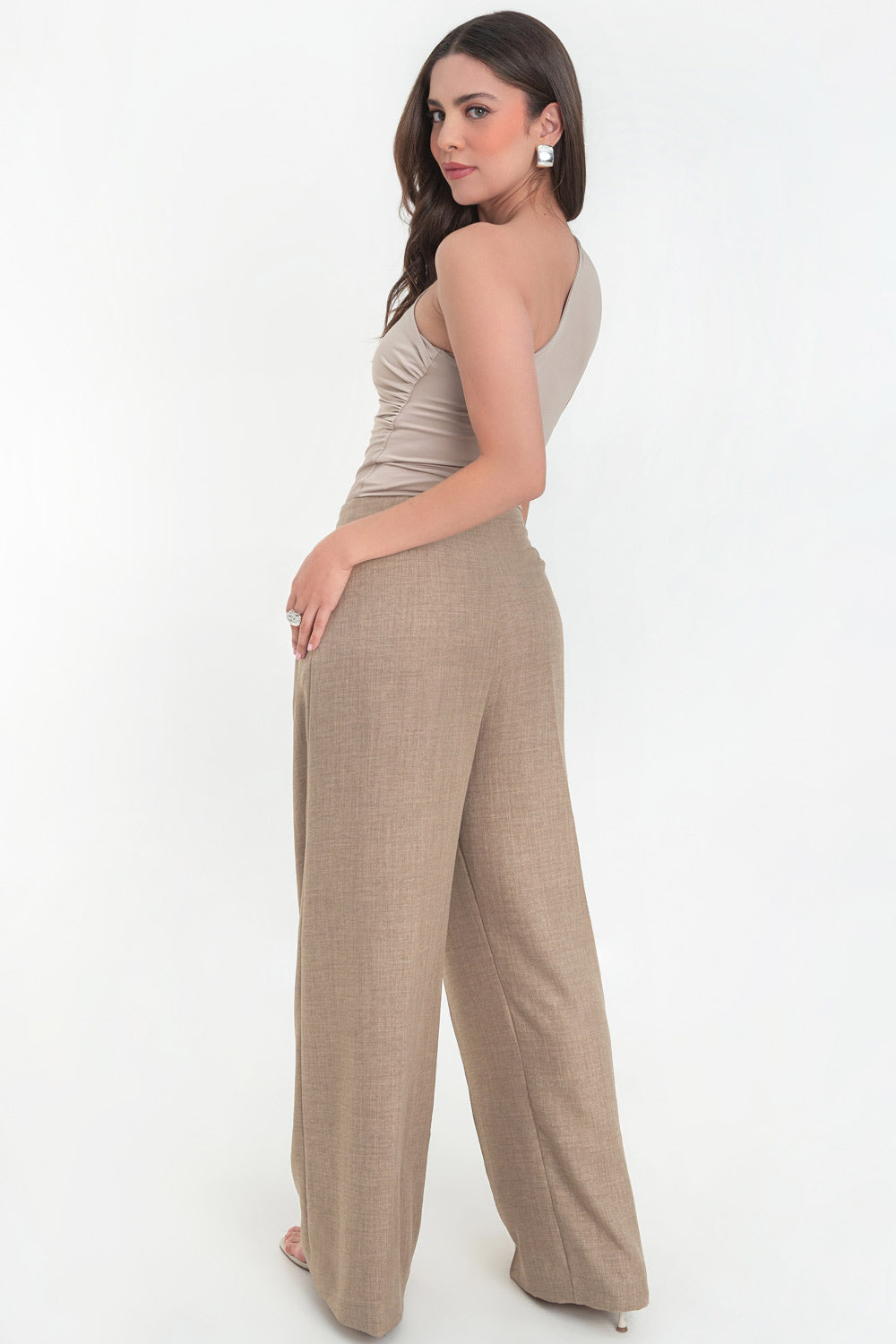 Body asimétrico de fit ajustado, un hombro con plisados, sin mangas, escote diagonal y cierre inferior.