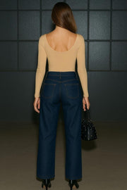 Body básico de fit ajustado, corte alto en pierna, escote cuadrado y manga larga.