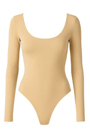 Body básico de fit ajustado, corte alto en pierna, escote cuadrado y manga larga.