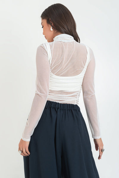 Body de mesh, fit ajustado, cuello alto con plisados, manga larga, corte alto en pierna y plisados decorativos en talle.