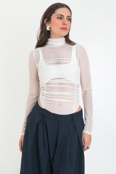 Body de mesh, fit ajustado, cuello alto con plisados, manga larga, corte alto en pierna y plisados decorativos en talle.