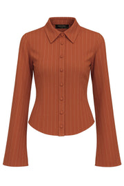 Camisa ajustada de estampado rayas, cuello camisero, manga larga con amplitud y abertura en puños. Cierre frontal con hilera de botones.