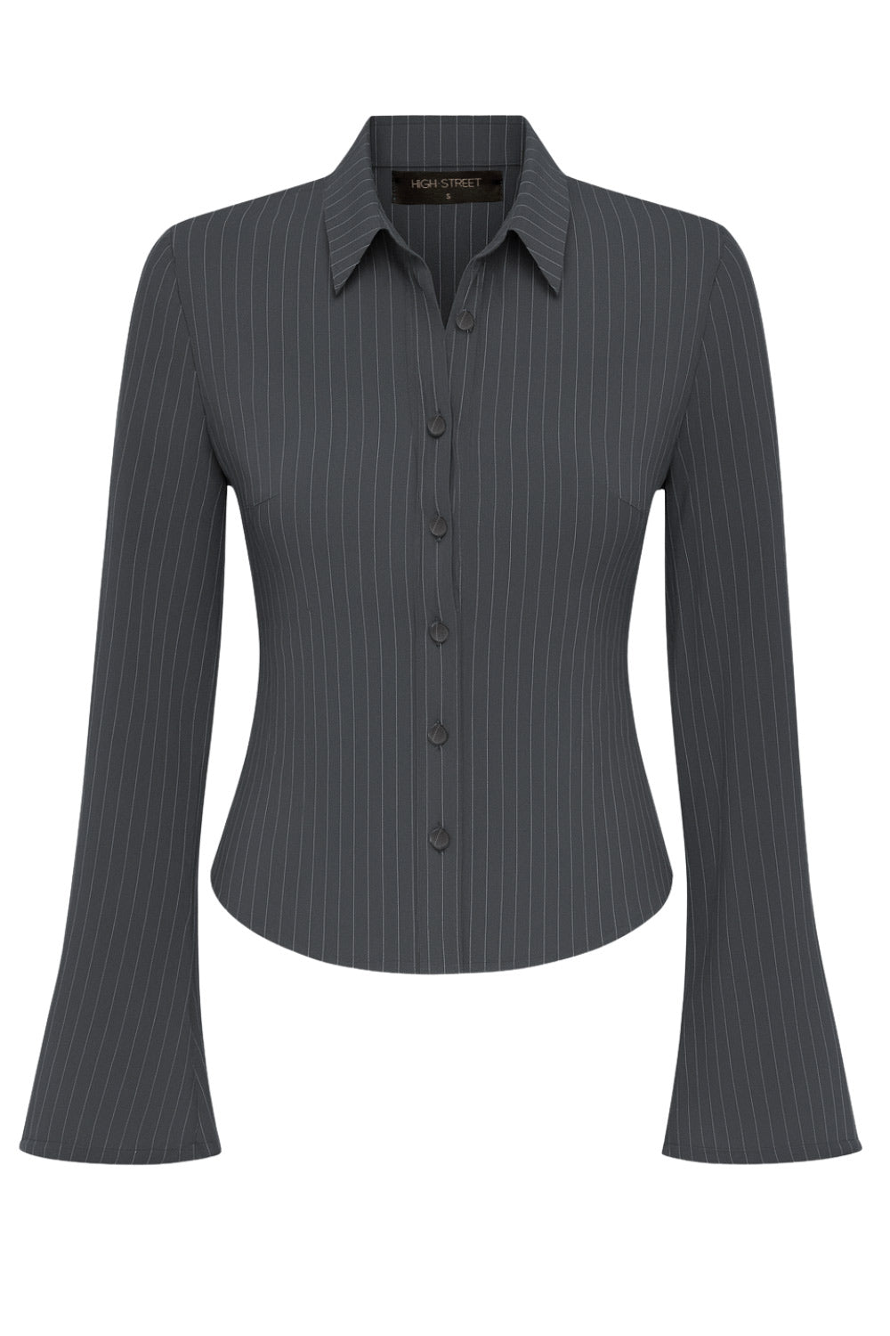 Camisa ajustada de estampado rayas, cuello camisero, manga larga con amplitud y abertura en puños. Cierre frontal con hilera de botones.