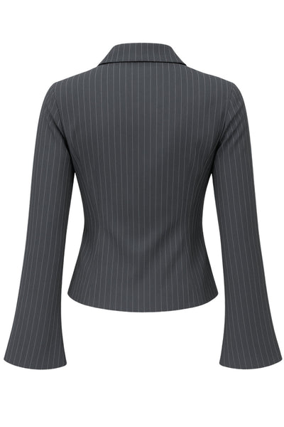 Camisa ajustada de estampado rayas, cuello camisero, manga larga con amplitud y abertura en puños. Cierre frontal con hilera de botones.