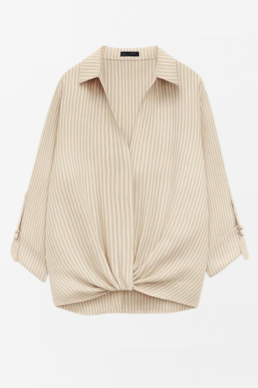 Camisa corta de estampado rayas, fit recto, manga larga rolled up con trabilla ajustable, cuello camisero, cruce frontal con escote v y nudo decorativo en bajo. Detalle de bajo curveado y pinza de amplitud en espalda.