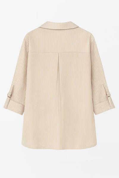 Camisa corta de estampado rayas, fit recto, manga larga rolled up con trabilla ajustable, cuello camisero, cruce frontal con escote v y nudo decorativo en bajo. Detalle de bajo curveado y pinza de amplitud en espalda.