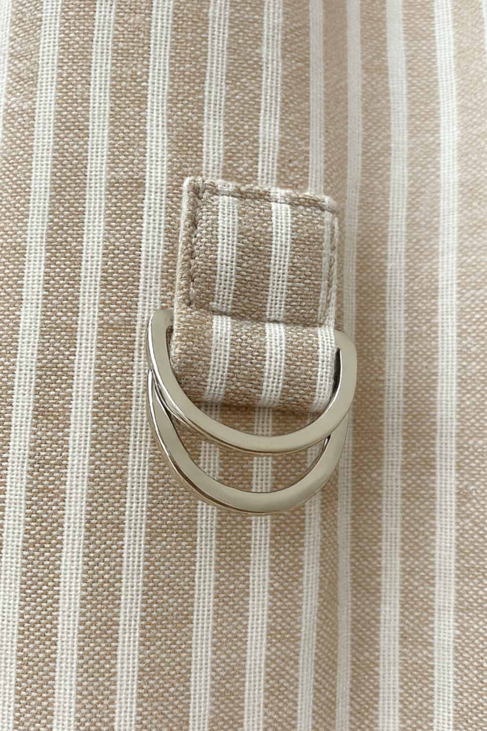 Camisa corta de estampado rayas, fit recto, manga larga rolled up con trabilla ajustable, cuello camisero, cruce frontal con escote v y nudo decorativo en bajo. Detalle de bajo curveado y pinza de amplitud en espalda.