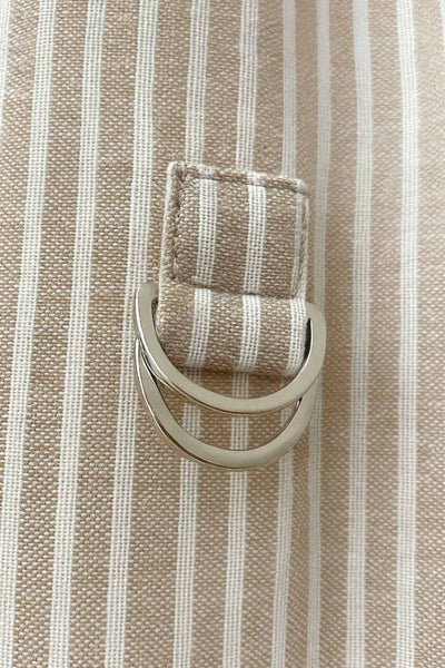 Camisa corta de estampado rayas, fit recto, manga larga rolled up con trabilla ajustable, cuello camisero, cruce frontal con escote v y nudo decorativo en bajo. Detalle de bajo curveado y pinza de amplitud en espalda.