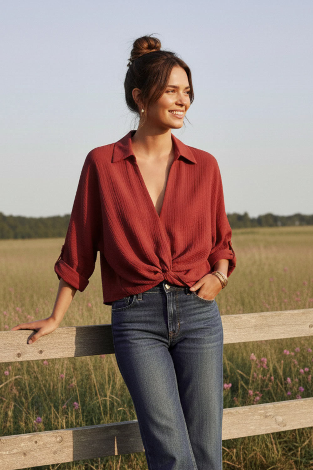 Camisa corta de fit recto, manga larga rolled up con trabilla ajustable, cuello camisero, cruce frontal con escote v y nudo decorativo en bajo. Detalle de bajo curveado y pinza de amplitud en espalda.