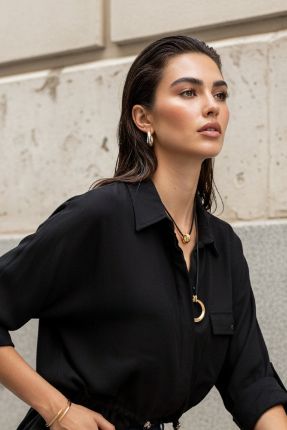 Camisa de fit oversized, manga larga amplia rolled up con trabillas y botón en contraste, cuello camisero y jareta ajustable en cintura. Cierre frontal con hilera oculta de botones.