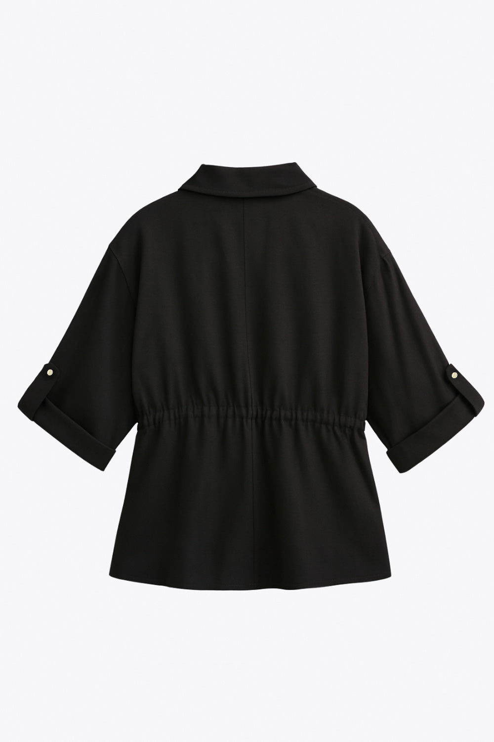 Camisa de fit oversized, manga larga amplia rolled up con trabillas y botón en contraste, cuello camisero y jareta ajustable en cintura. Cierre frontal con hilera oculta de botones.