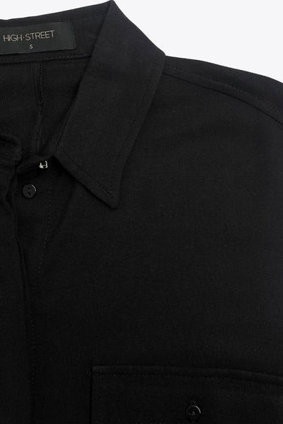 Camisa de fit oversized, manga larga amplia rolled up con trabillas y botón en contraste, cuello camisero y jareta ajustable en cintura. Cierre frontal con hilera oculta de botones.