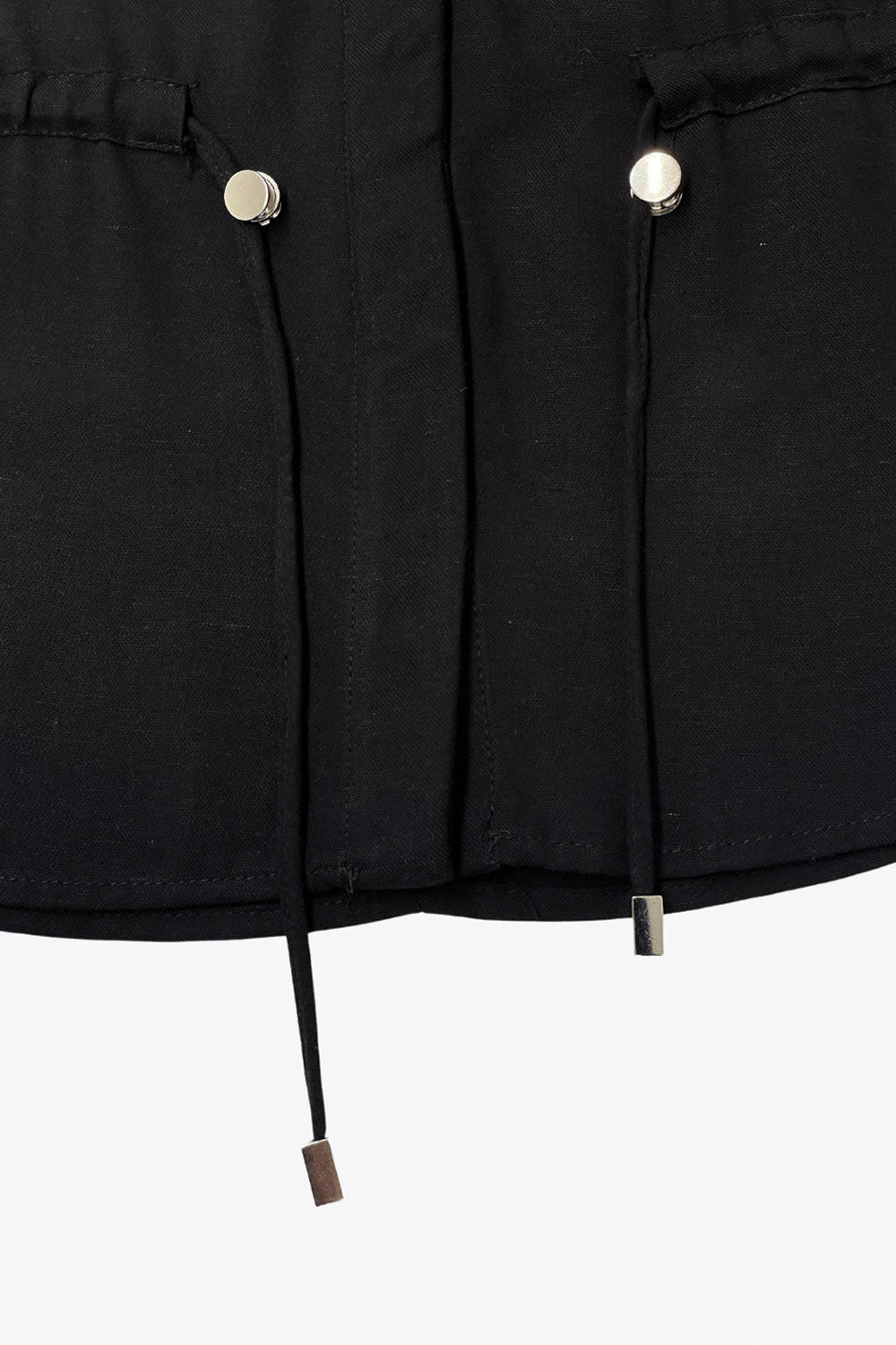 Camisa de fit oversized, manga larga amplia rolled up con trabillas y botón en contraste, cuello camisero y jareta ajustable en cintura. Cierre frontal con hilera oculta de botones.