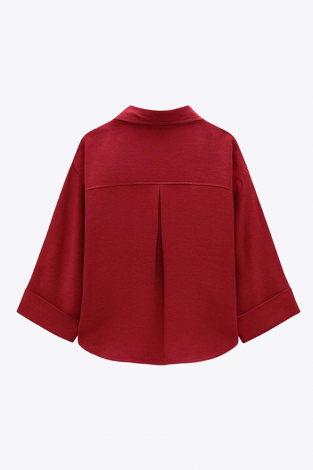 Camisa corta de fit oversized, manga 3/4 amplia con doblez en puños, cuello camisero, bolsillos frontales decorativos con cartera y pinza de amplitud en espalda. Cierre frontal con hilera de botones.