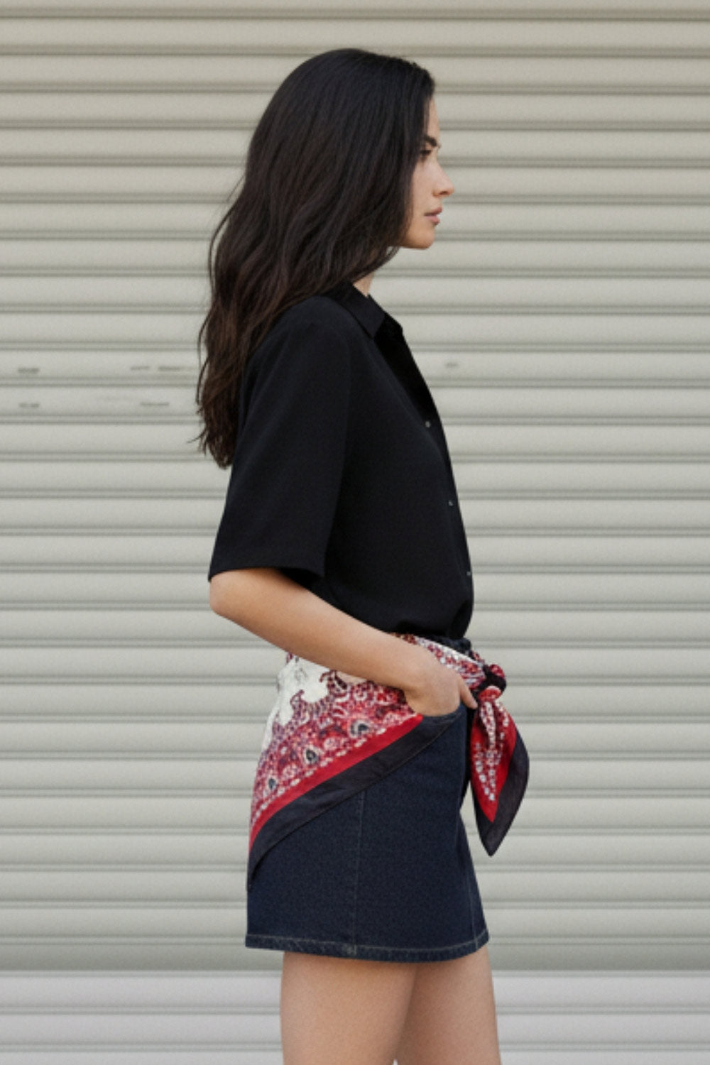 Camisa corta de lino, fit recto, manga corta, cuello camisero, bolsillo frontal de parche, bajo curveado con aberturas laterales y cierre frontal con hilera de botones.