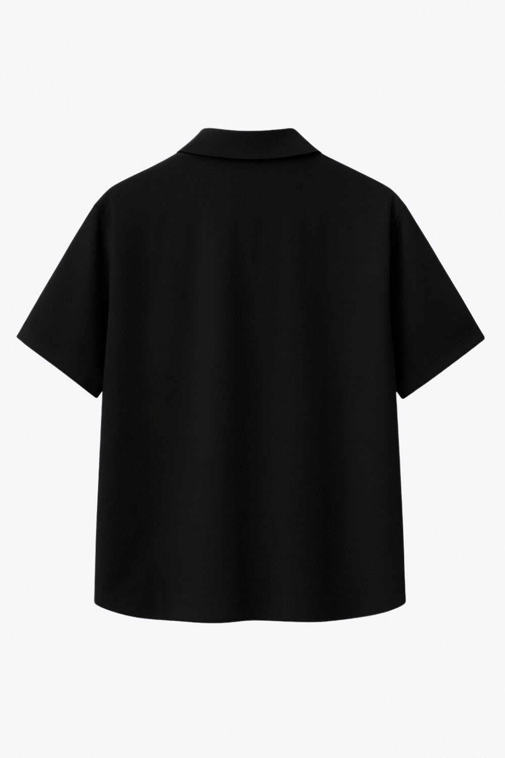 Camisa corta de lino, fit recto, manga corta, cuello camisero, bolsillo frontal de parche, bajo curveado con aberturas laterales y cierre frontal con hilera de botones.